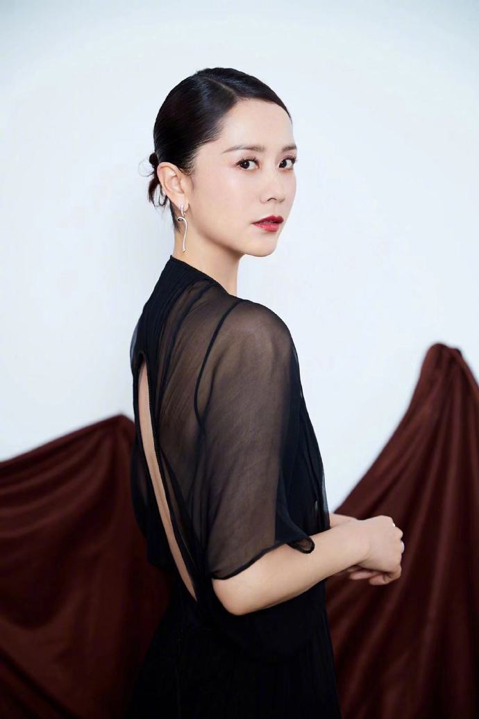 中国美女明星媳妇专业户海清黑色裸背长裙图片 3