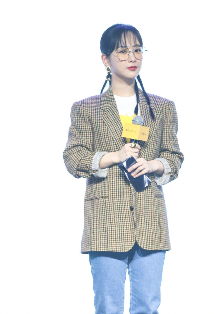 90后中国美女演员杨紫千鸟格西装出席活动图片 2