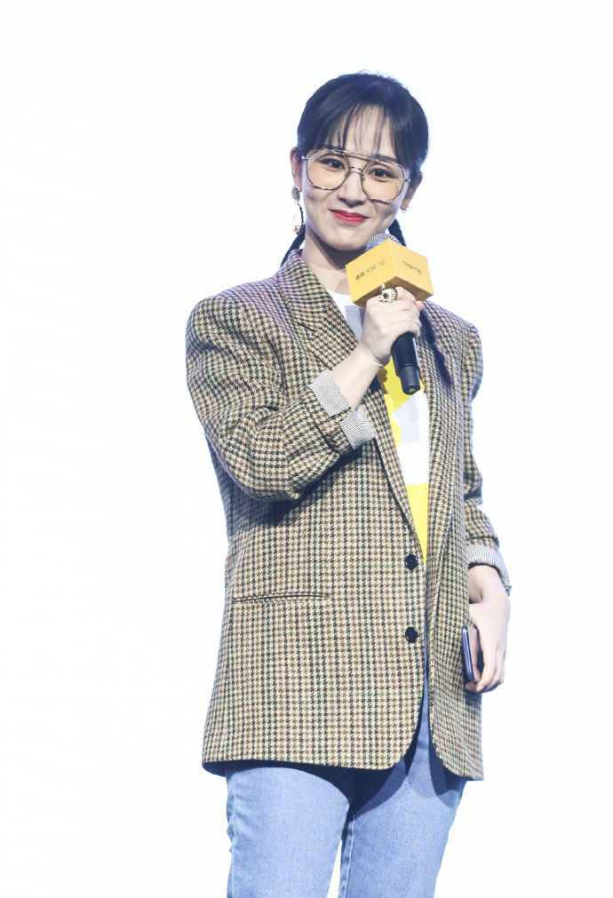90后中国美女演员杨紫千鸟格西装出席活动图片 5