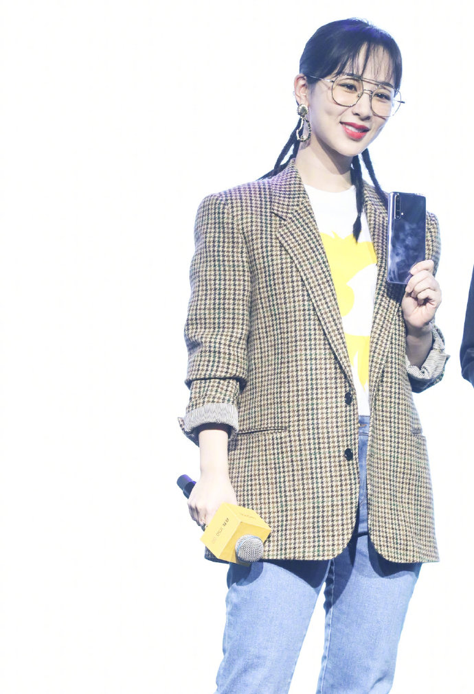 90后中国美女演员杨紫千鸟格西装出席活动图片 6
