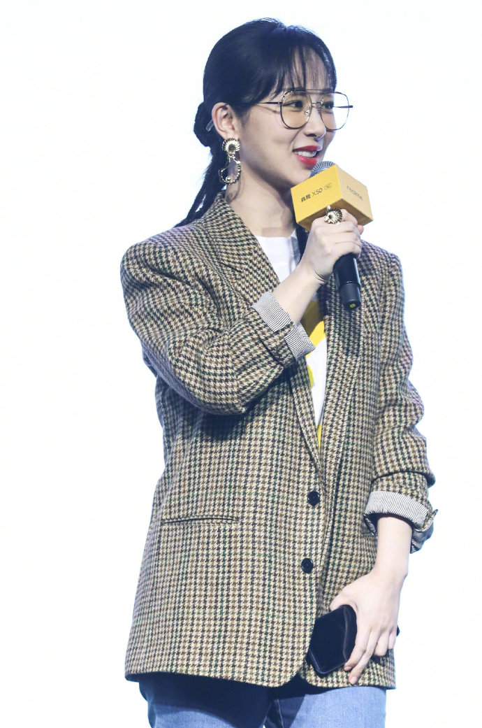 90后中国美女演员杨紫千鸟格西装出席活动图片 9