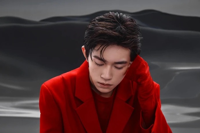 中国男团tfboys成员易烊千玺红色西装新春壁纸图片 3