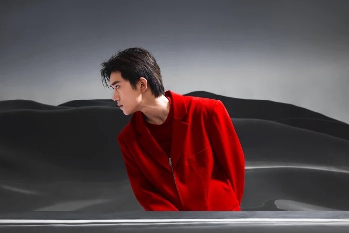 中国男团tfboys成员易烊千玺红色西装新春壁纸图片 6