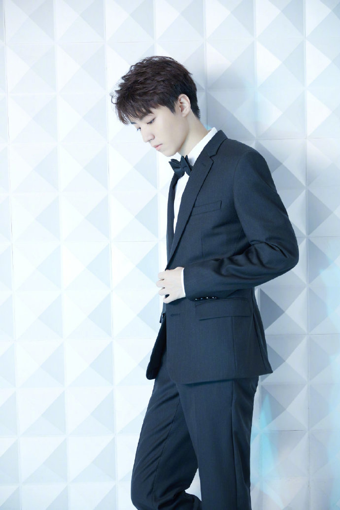 tfboys王俊凯黑色经典西装参加百花迎春活动图片 3