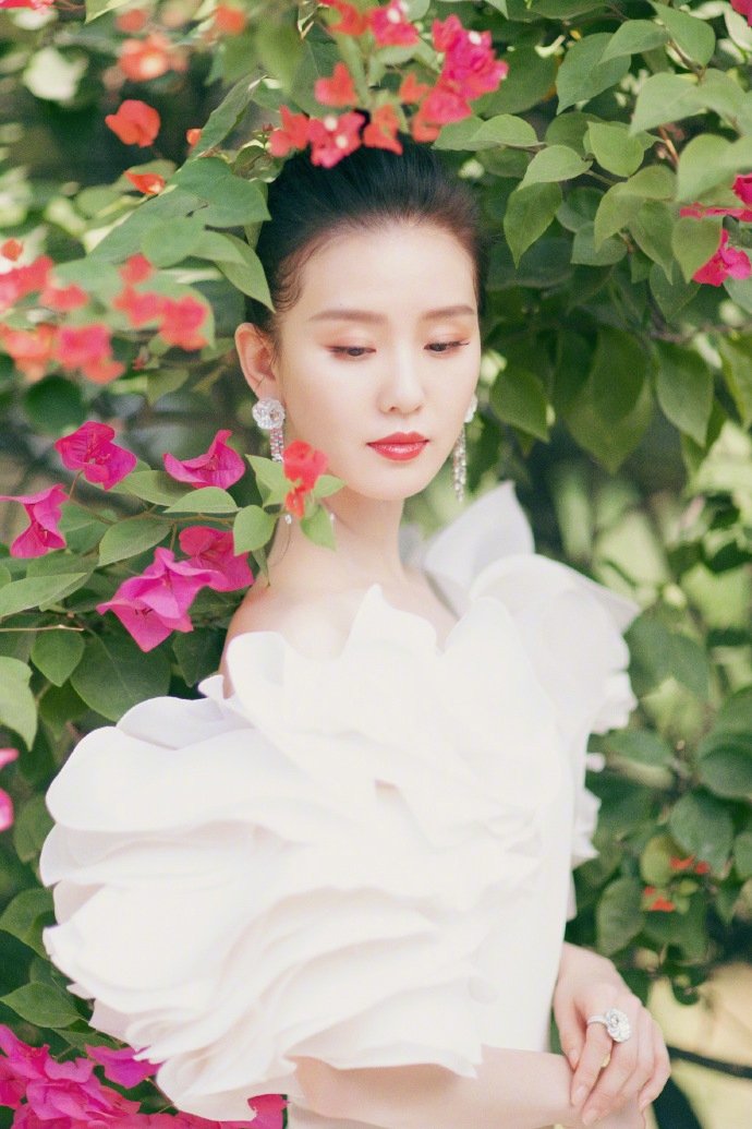 中国美女演员刘诗诗花仙子白色鱼尾裙唯美写真图片 3