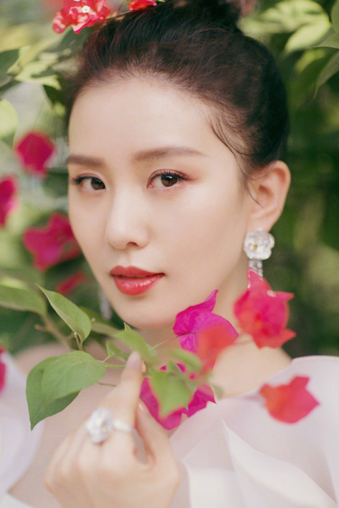 中国美女演员刘诗诗花仙子白色鱼尾裙唯美写真图片 4
