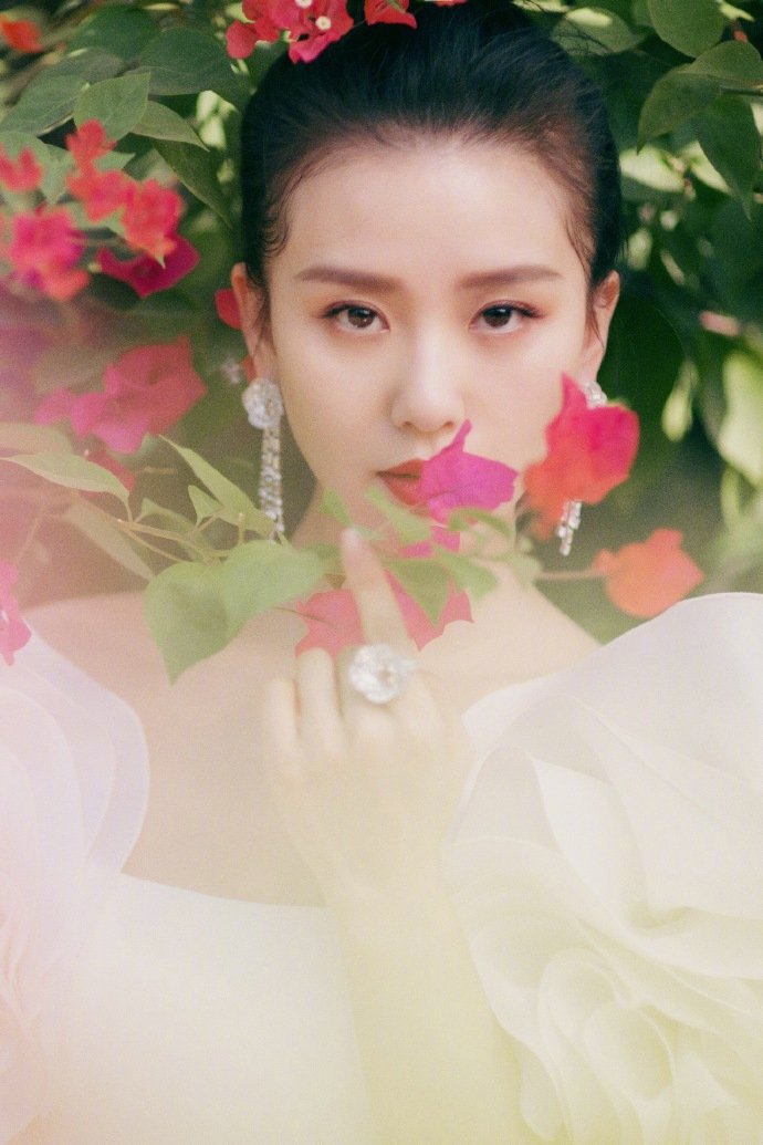 中国美女演员刘诗诗花仙子白色鱼尾裙唯美写真图片 5