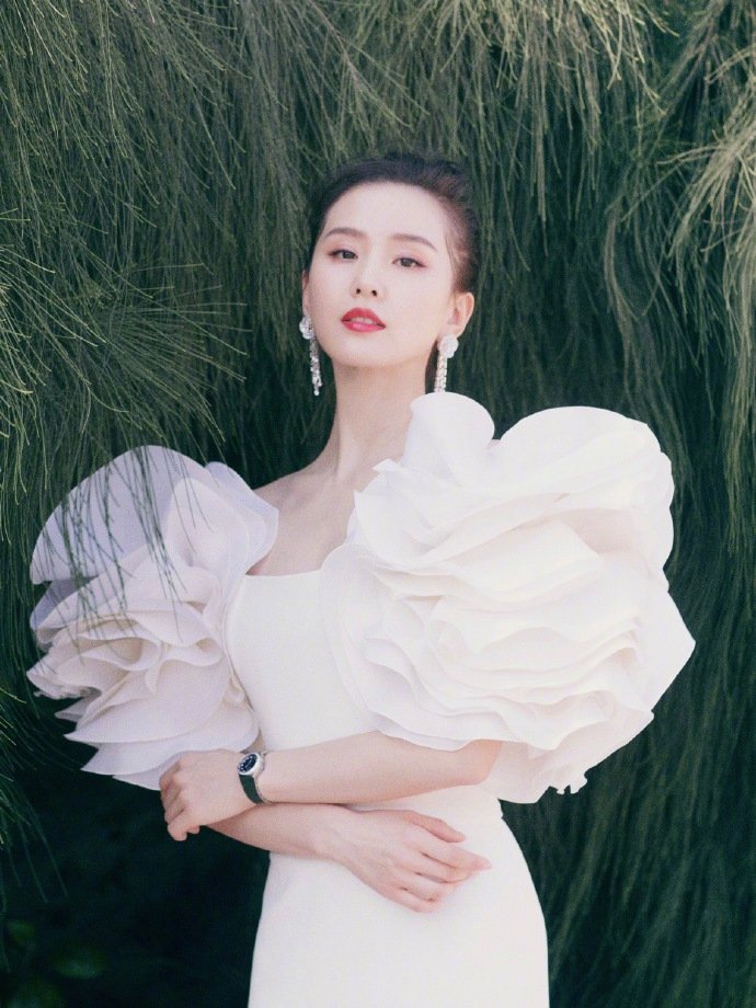 中国美女演员刘诗诗花仙子白色鱼尾裙唯美写真图片 6