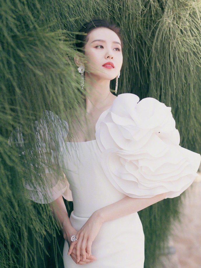中国美女演员刘诗诗花仙子白色鱼尾裙唯美写真图片 7