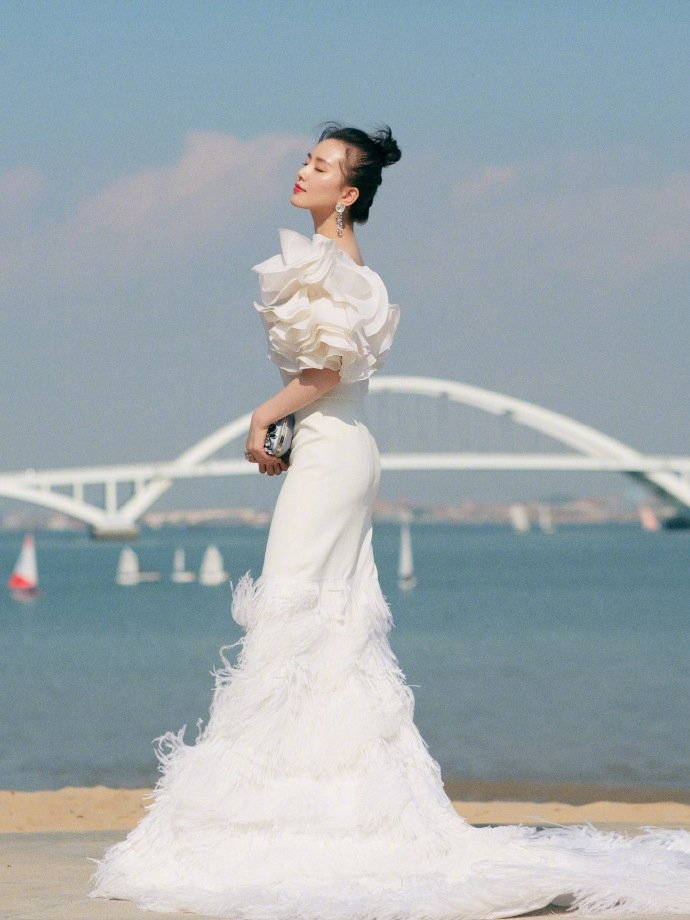 中国美女演员刘诗诗花仙子白色鱼尾裙唯美写真图片 8