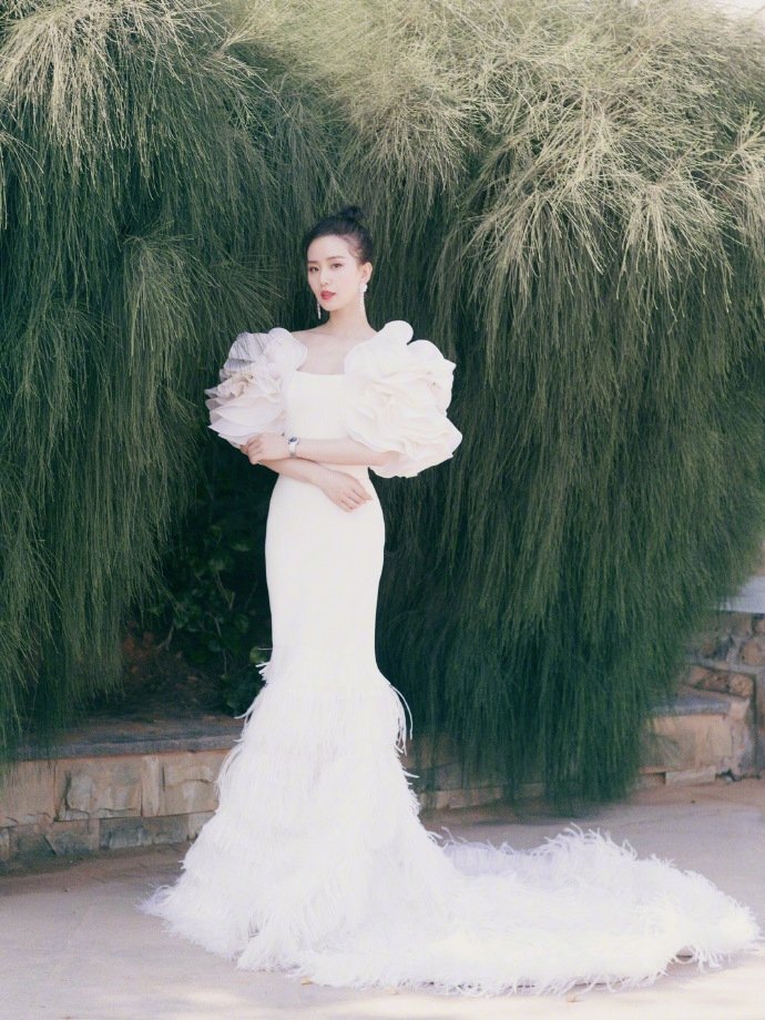 中国美女演员刘诗诗花仙子白色鱼尾裙唯美写真图片 9