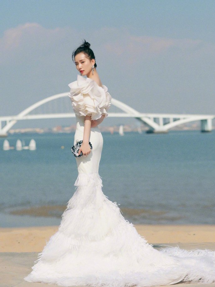 中国美女演员刘诗诗花仙子白色鱼尾裙唯美写真图片 10
