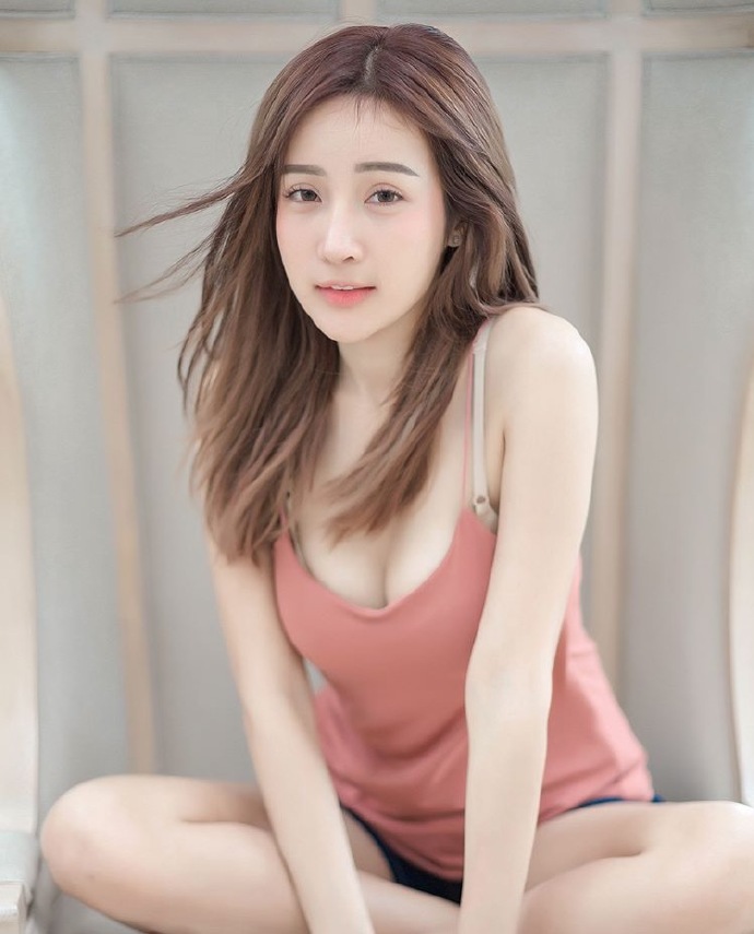嫩嫩的性感小美女粉红吊带​​​​写真图片 2