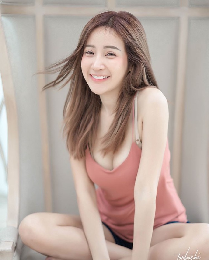 嫩嫩的性感小美女粉红吊带​​​​写真图片 3