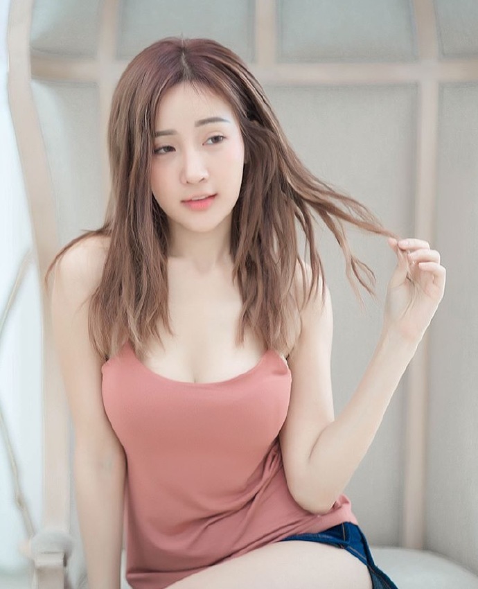 嫩嫩的性感小美女粉红吊带​​​​写真图片 4