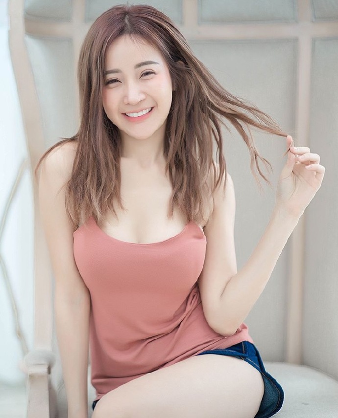 嫩嫩的性感小美女粉红吊带​​​​写真图片 5