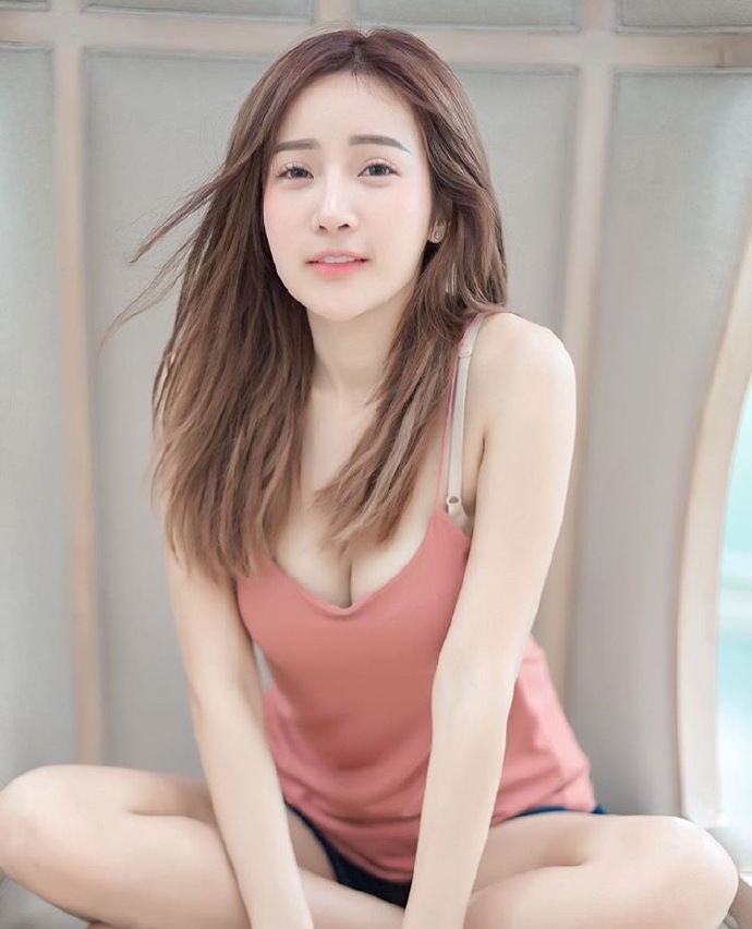 嫩嫩的性感小美女粉红吊带​​​​写真图片 6