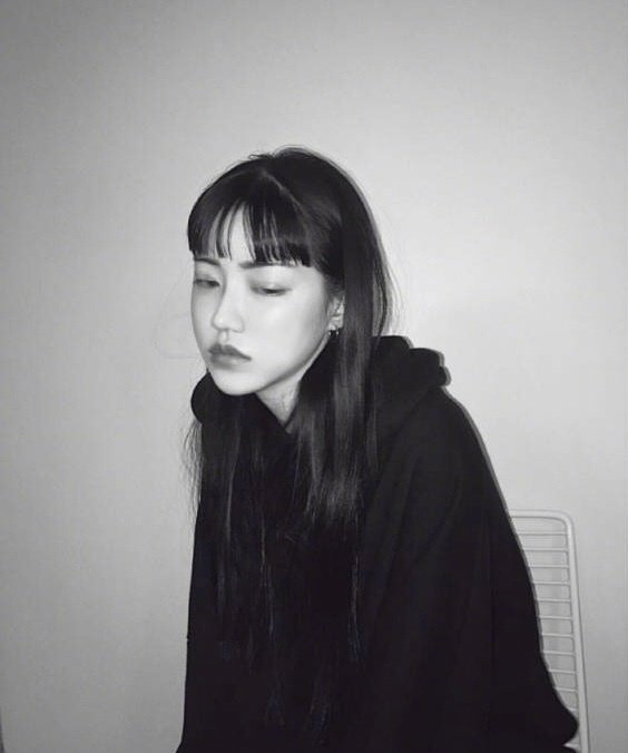 齐刘海黑直长发美女头像图片 9