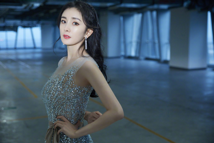 中国美女明星杨幂身穿Reem Acra星空礼服亮相微博之夜 2