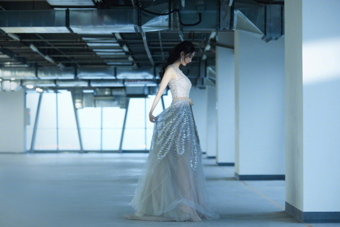 中国美女明星杨幂身穿Reem Acra星空礼服亮相微博之夜 3