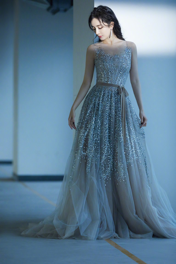 中国美女明星杨幂身穿Reem Acra星空礼服亮相微博之夜