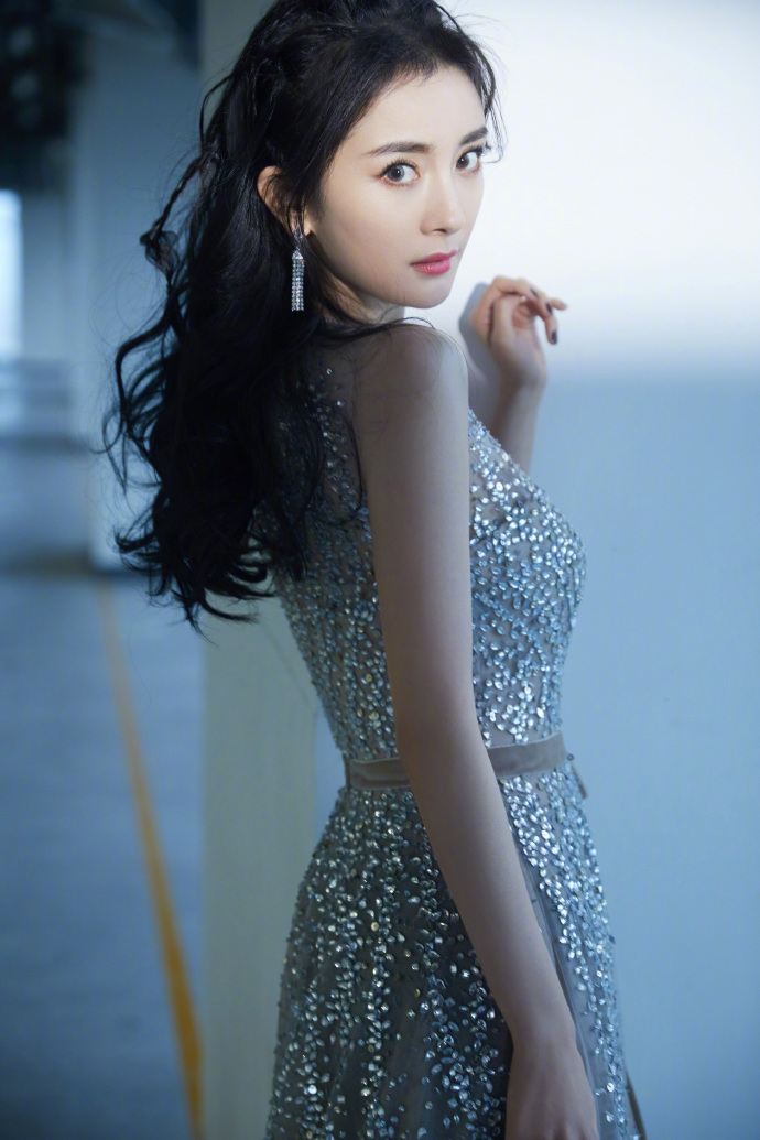 中国美女明星杨幂身穿Reem Acra星空礼服亮相微博之夜 5