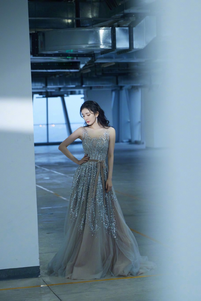 中国美女明星杨幂身穿Reem Acra星空礼服亮相微博之夜 6