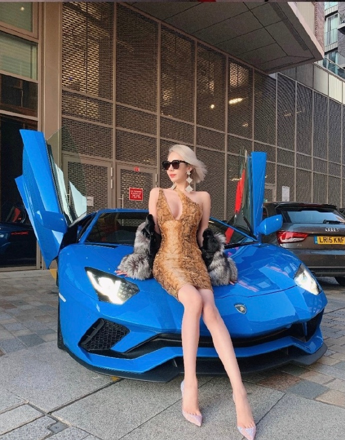 肤白貌美的短发美女美腿图片 5