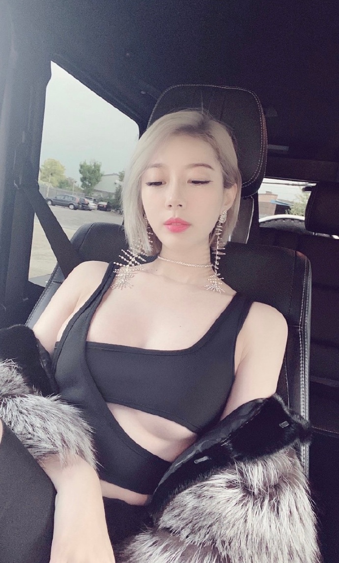 肤白貌美的短发美女美腿图片 9