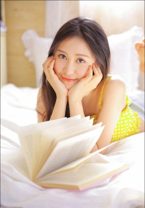黑长直发美女黄色吊带私房照图片 3