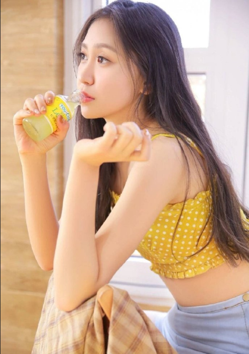 黑长直发美女黄色吊带私房照图片 4
