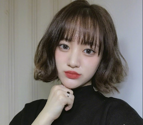 俏皮可爱的短发美女自拍照图片