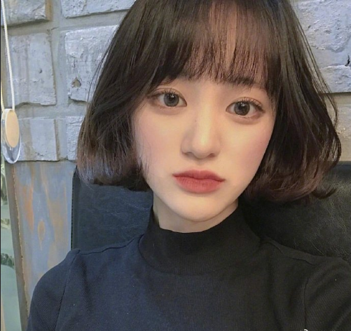 俏皮可爱的短发美女自拍照图片 3