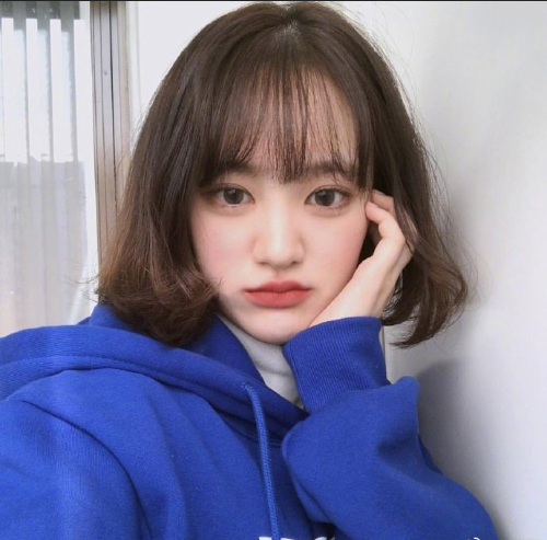 俏皮可爱的短发美女自拍照图片 4