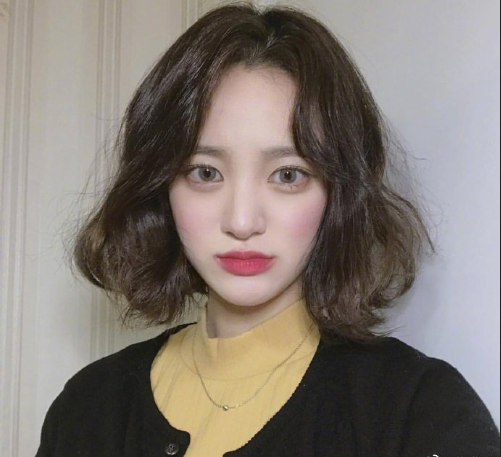俏皮可爱的短发美女自拍照图片 6