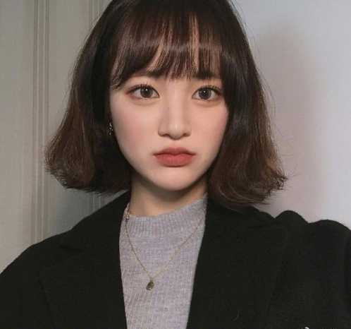 俏皮可爱的短发美女自拍照图片 7