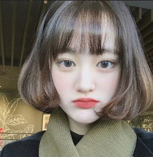 俏皮可爱的短发美女自拍照图片 8