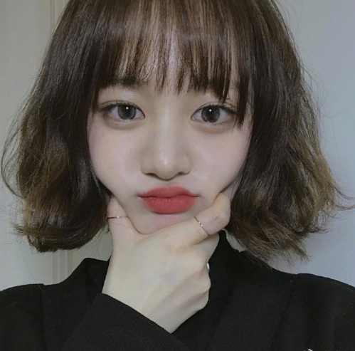俏皮可爱的短发美女自拍照图片 9