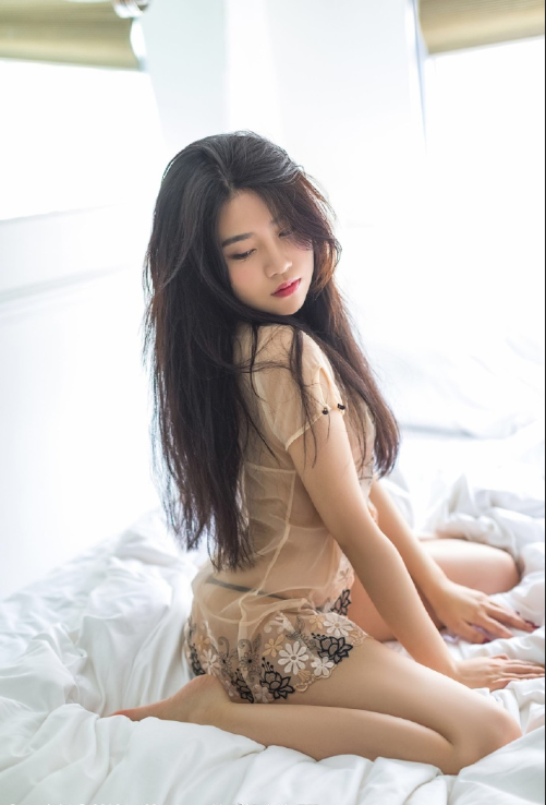 性感美女在床上透视装诱惑图片 5