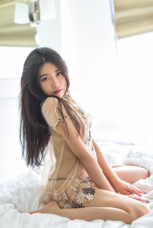 性感美女在床上透视装诱惑图片 6