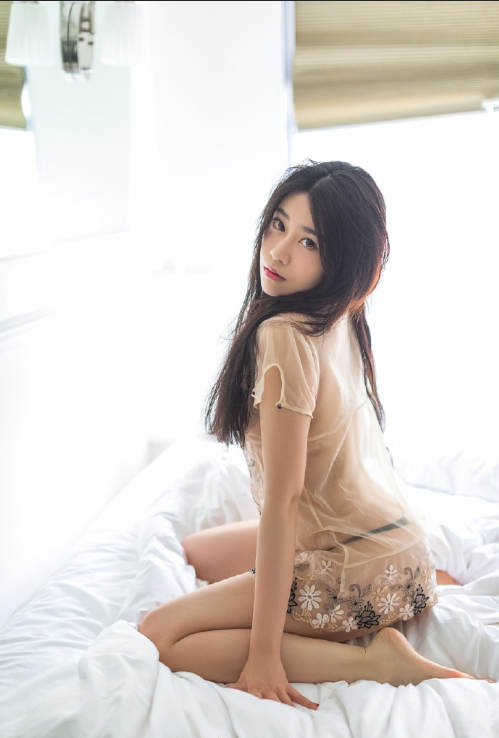 性感美女在床上透视装诱惑图片 7