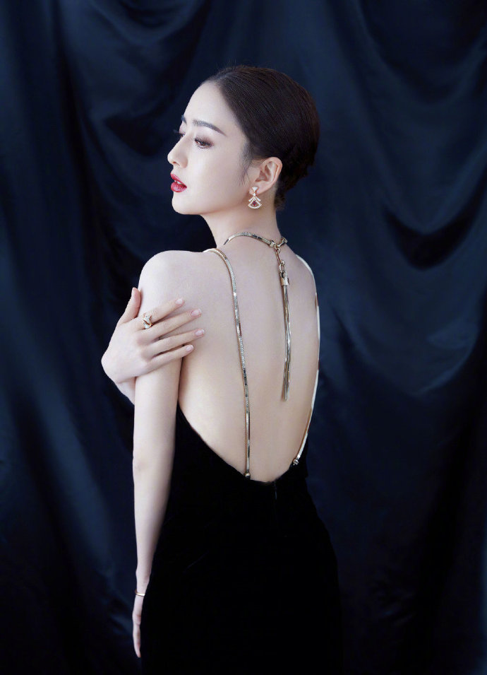 2020春晚女主持佟丽娅美照图片 2
