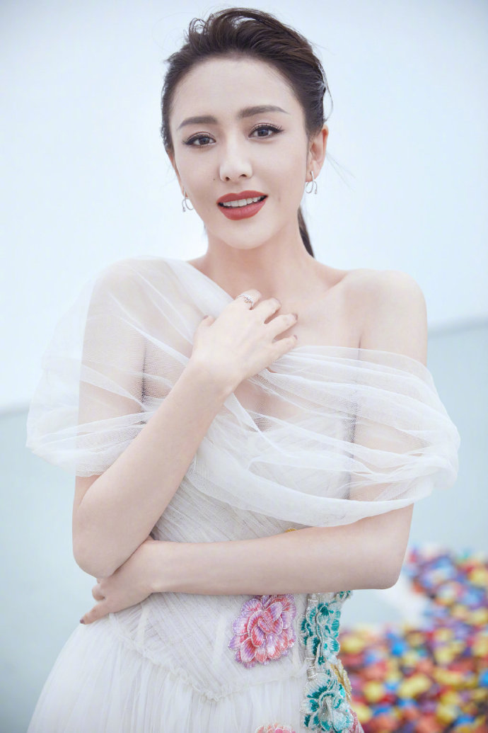2020春晚女主持佟丽娅美照图片 6