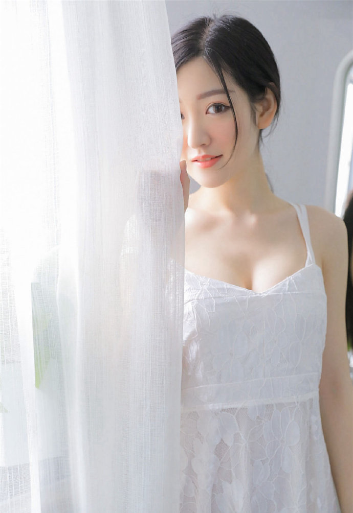 清纯唯美美女白色吊带裙朦胧美写真图片 3