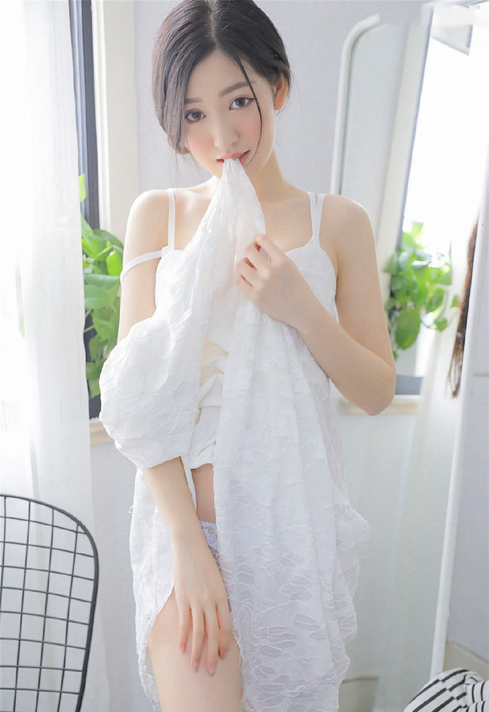 清纯唯美美女白色吊带裙朦胧美写真图片 6