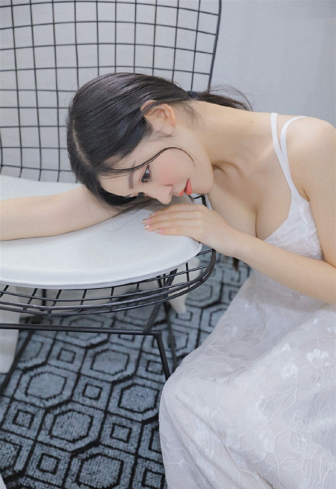 清纯唯美美女白色吊带裙朦胧美写真图片 9