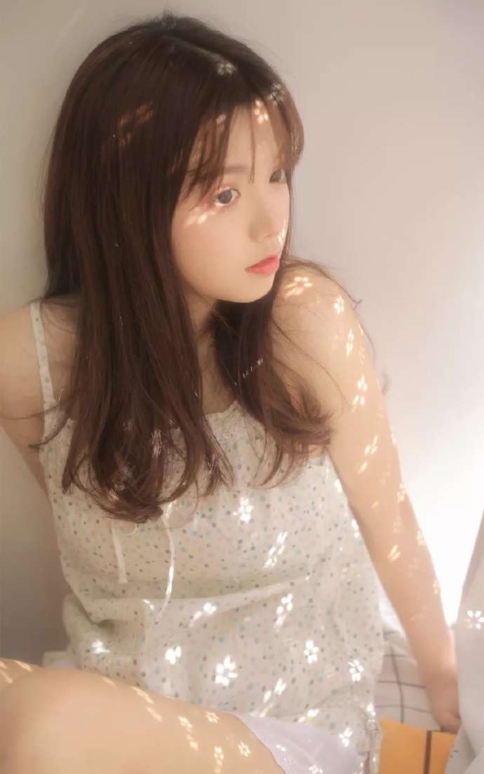 清澈如水的清纯极品美女私房照图片 2