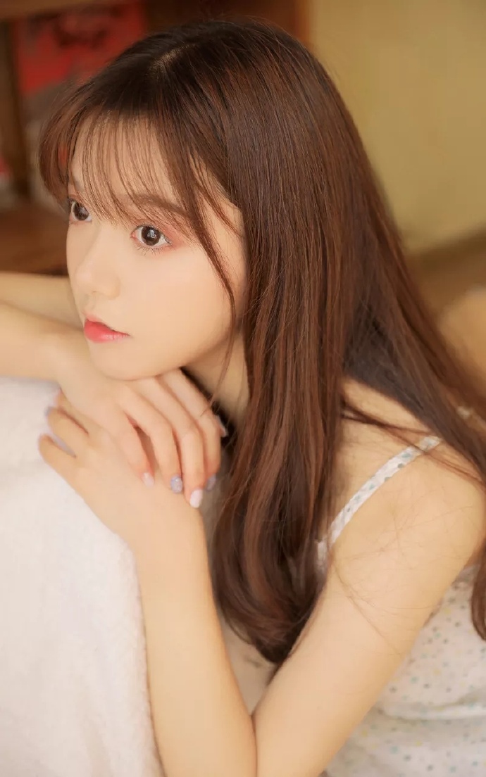 清澈如水的清纯极品美女私房照图片 6