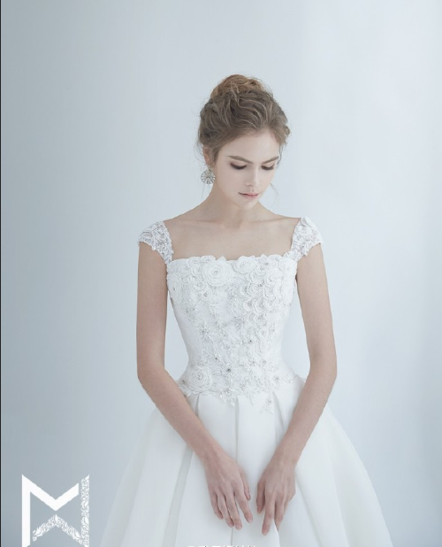 温柔如水的一组个性婚纱礼服图片 7