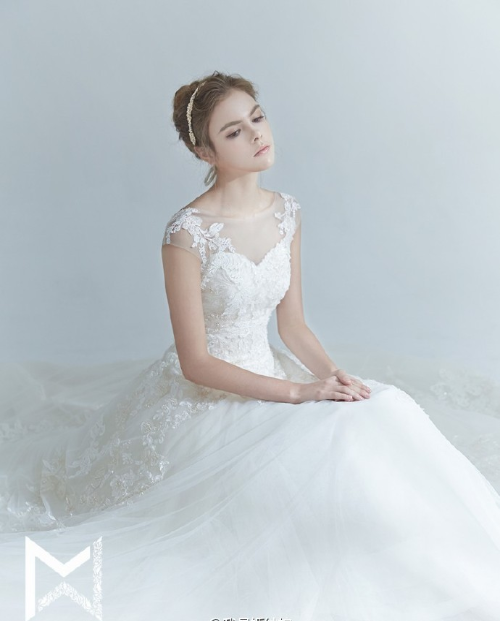 温柔如水的一组个性婚纱礼服图片 8